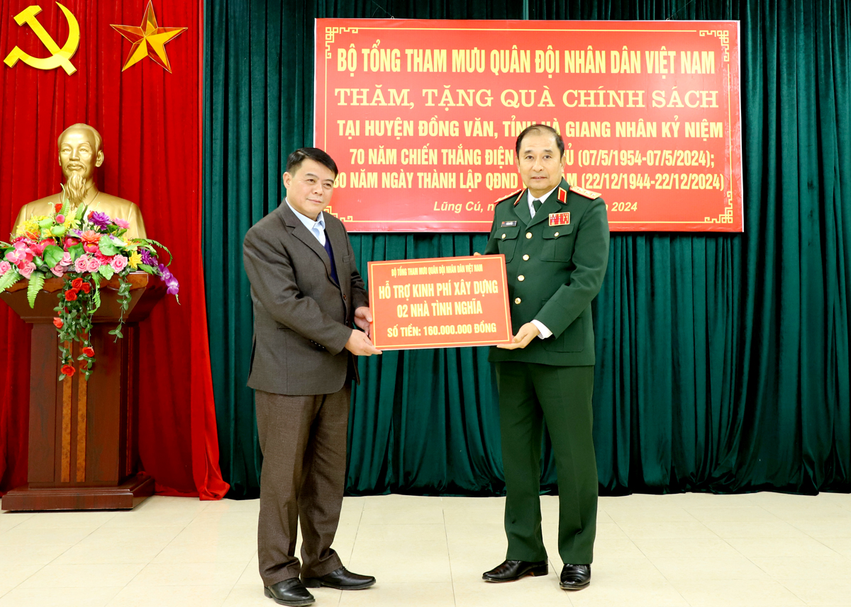 Phó Tổng Tham mưu trưởng Quân đội Nhân dân Việt Nam Phùng Sĩ Tấn trao tặng kinh phí 160 triệu đồng hỗ trợ huyện Đồng Văn xây dựng 2 căn nhà tình nghĩa.