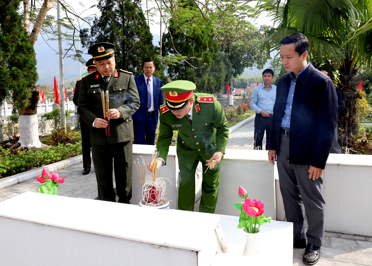 Thứ trưởng Bộ Công an Nguyễn Văn Long thắp hương lên phần mộ tập thể.