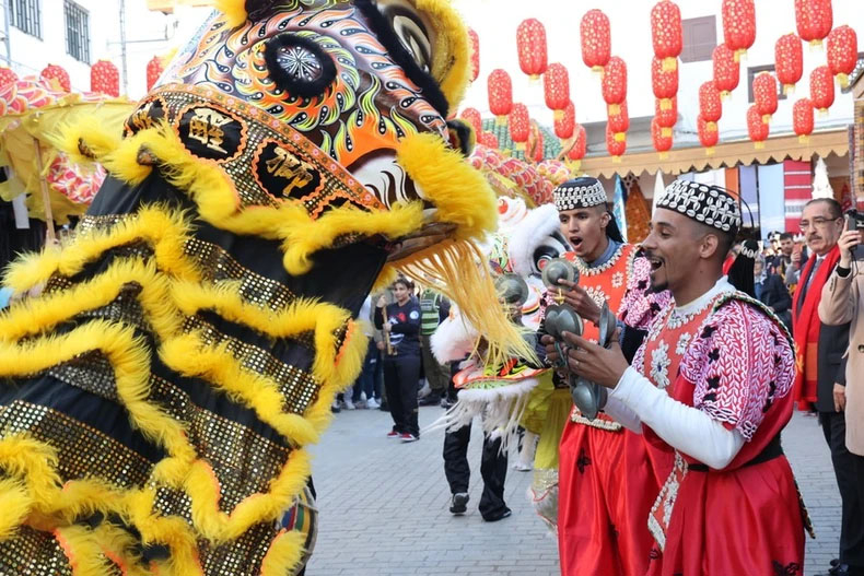 Vũ công biểu diễn múa sư tử mừng đón Tết Nguyên đán Giáp Thìn của nhiều quốc gia châu Á tại Rabat, Maroc.