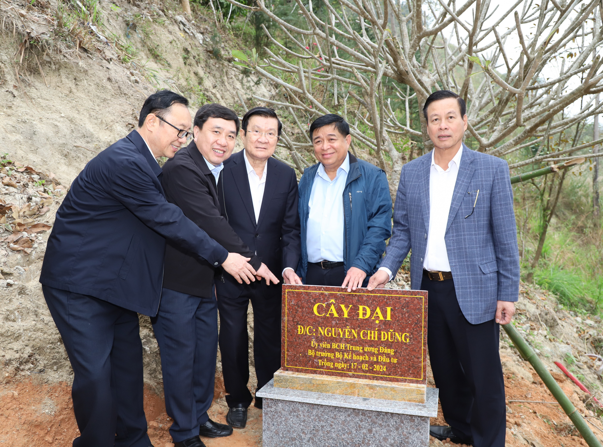 Nguyên Chủ tịch nước Trương Tấn Sang, Bộ trưởng Bộ Kế hoạch và Đầu tư Nguyễn Chí Dũng cùng các đồng chí lãnh đạo tỉnh trồng cây lưu niệm tại Đền thờ các Anh hùng Liệt sỹ trên Điểm cao 468. 