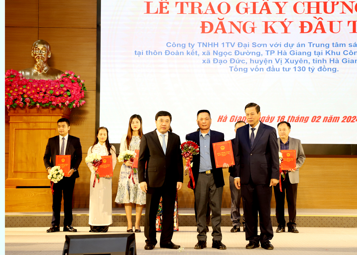 Quyền Bí thư Tỉnh ủy Nguyễn Mạnh Dũng và Chủ tịch UBND tỉnh Nguyễn Văn Sơn trao Giấy chứng nhận đăng ký đầu tư cho các doanh nghiệp.
