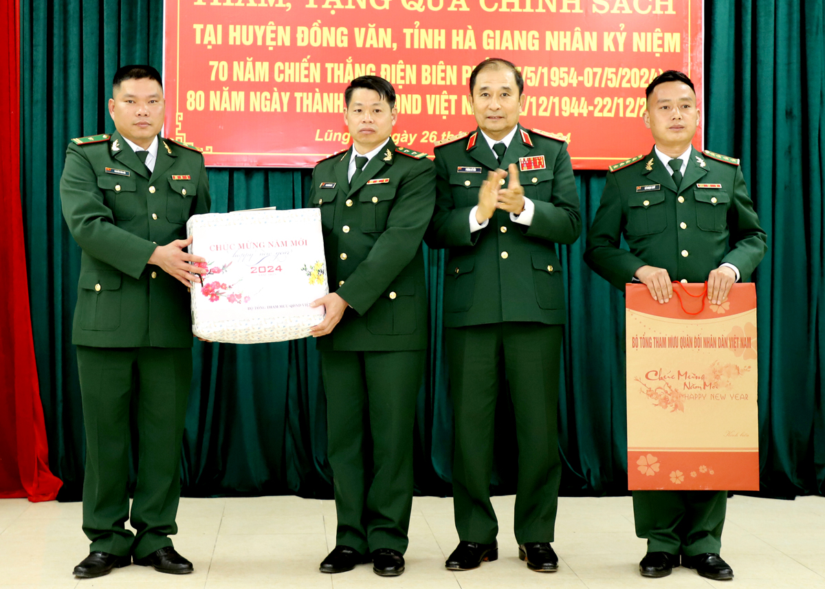 Phó Tổng Tham mưu trưởng Quân đội Nhân dân Việt Nam Phùng Sĩ Tấn tặng quà cán bộ, chiến sỹ Đồn Biên phòng Lũng Cú.