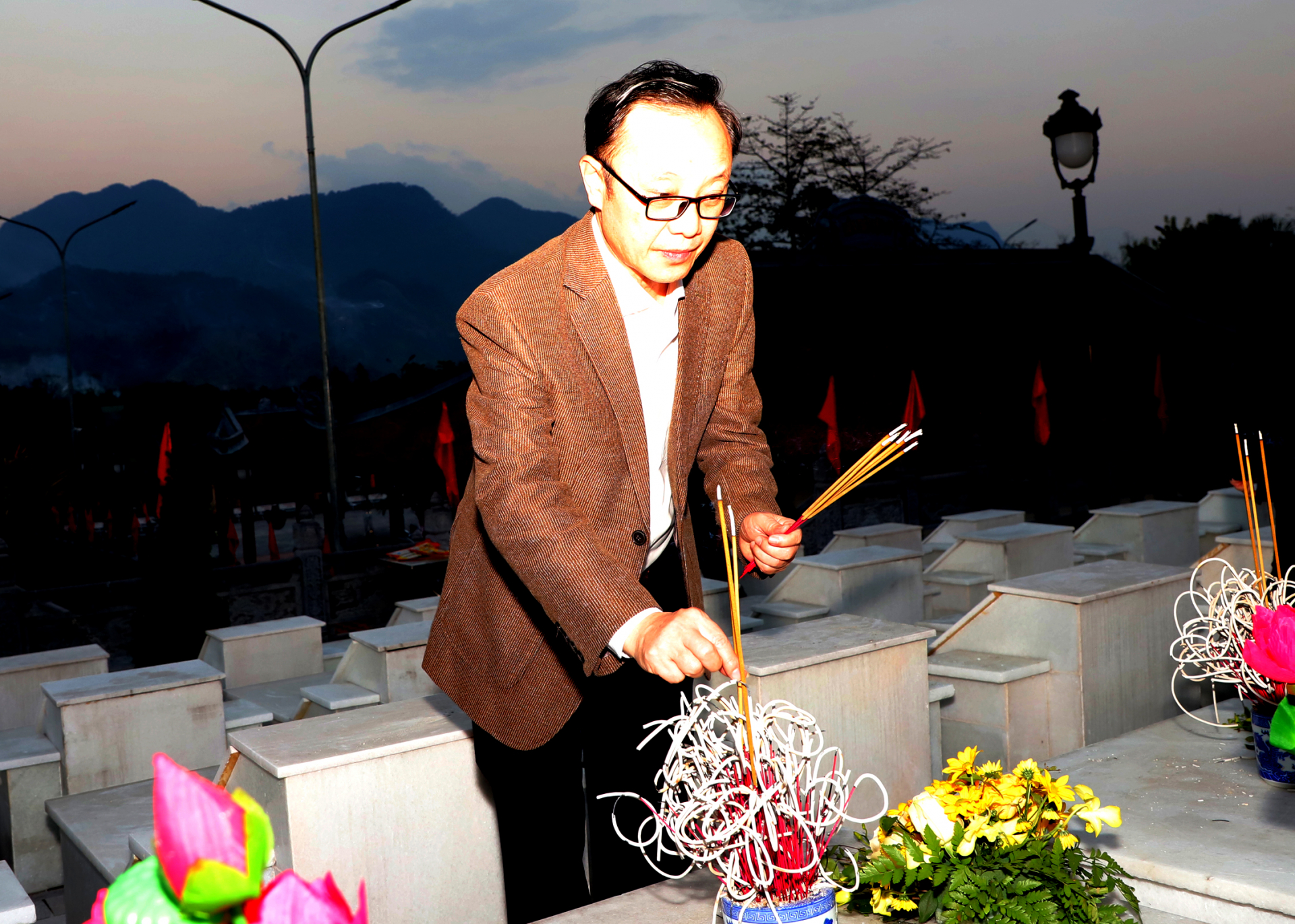 Phó Bí thư Thường trực Tỉnh ủy, Chủ tịch HĐND tỉnh Thào Hồng Sơn thắp hương phần mộ các AHLS vừa được quy tập