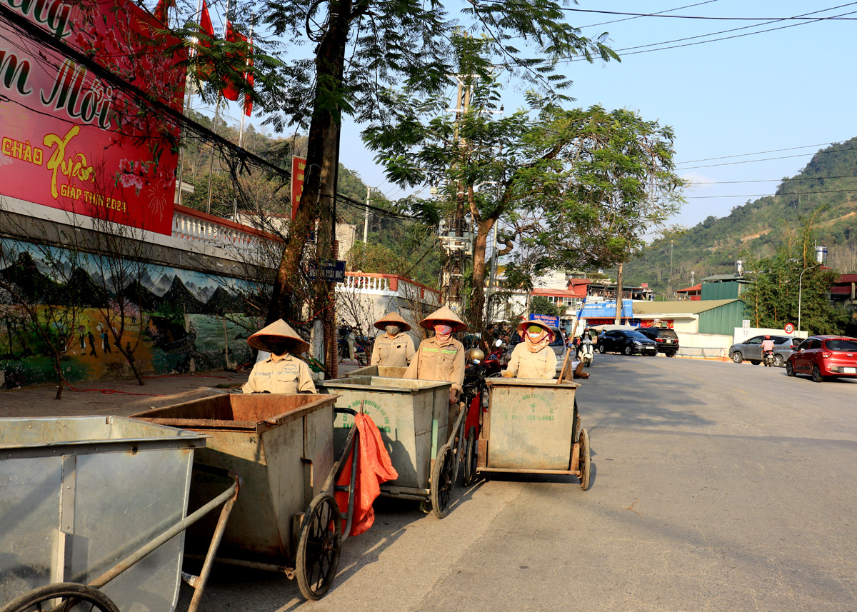 16h30 chiều 27 Tết, các công nhân Đội vệ sinh môi trường, Công ty CP Môi trường đô thị Hà Giang chuẩn bị bắt đầu công việc thu gom rác thải