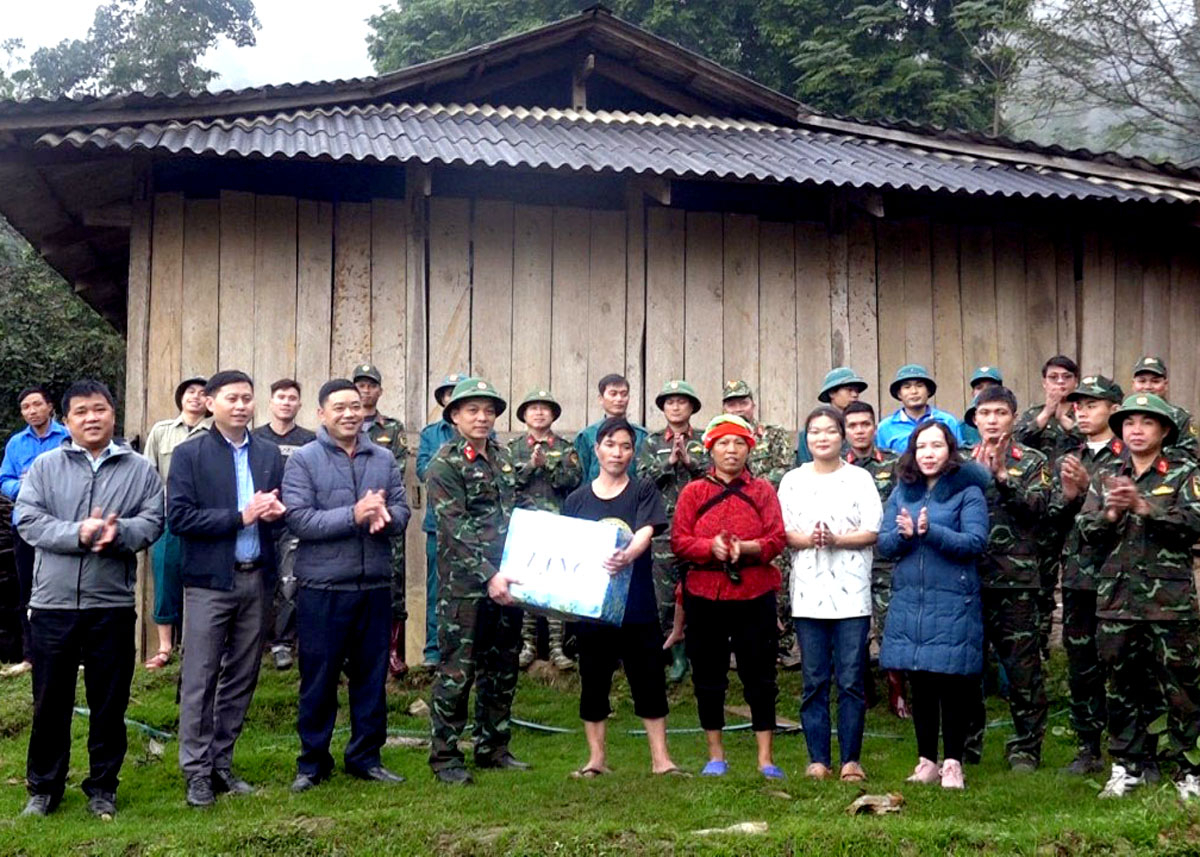 Ban CHQS huyện Bắc Mê và chính quyền địa phương tặng quà cho em Đặng Văn Thao, thôn Bản Chung, xã Yên Cường.