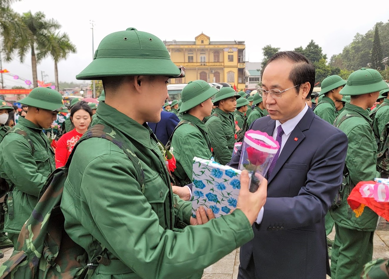 Lãnh đạo huyện Bắc Quang tặng hoa động viên các tân binh.