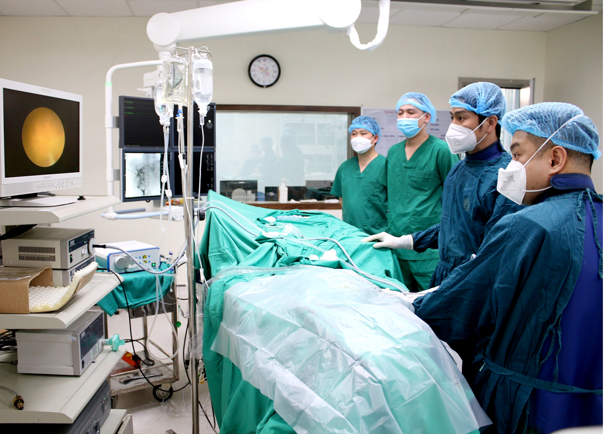 Nhờ sự chuyển giao kỹ thuật của Bệnh viện Đại học Y Hà Nội, các bác sỹ Bệnh viện Đa khoa tỉnh thực hiện thành công phương pháp tán sỏi mật qua da.											 Ảnh: MỘC LAN