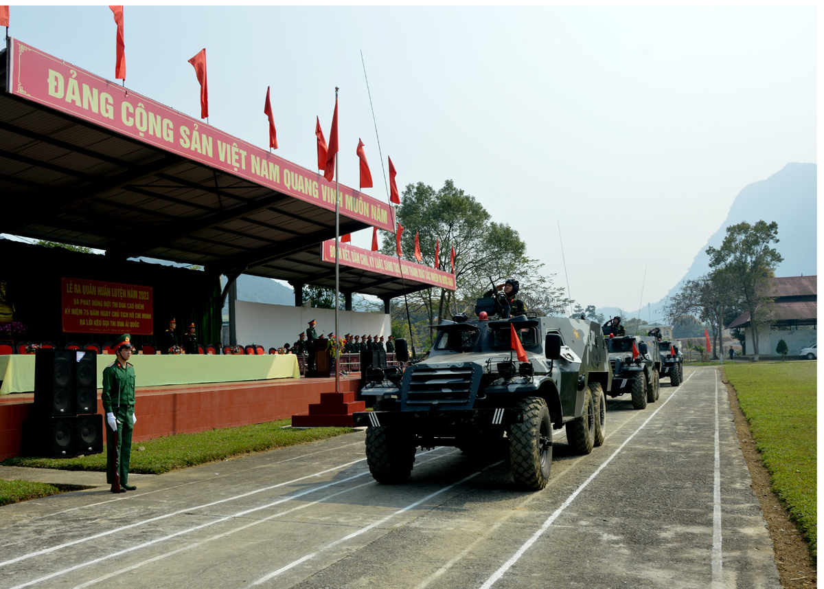Đoàn xe BTR152 trong Lễ ra quân huấn luyện.
