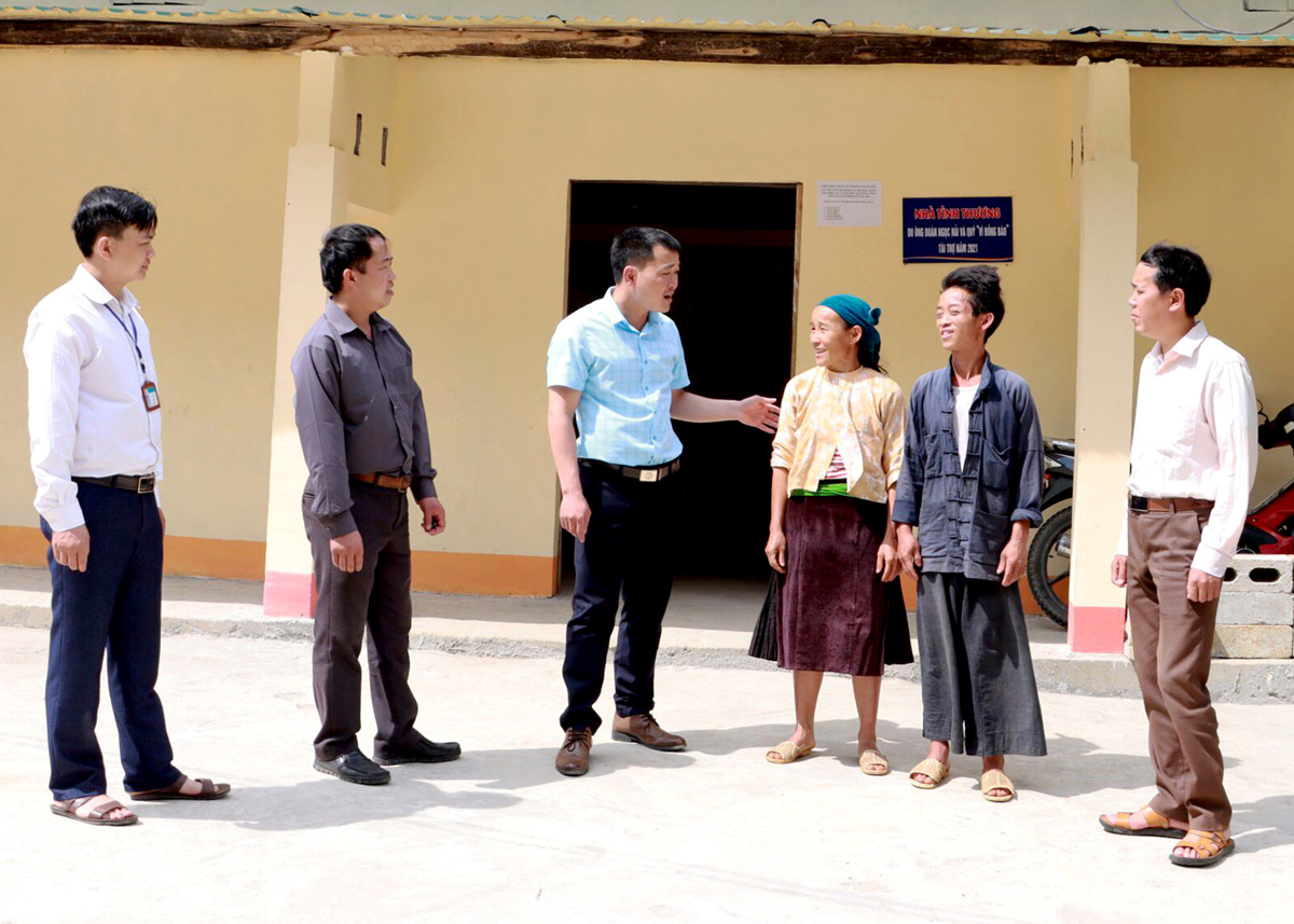 Các cặp vợ chồng ở thị trấn Mèo Vạc, huyện Mèo Vạc được tuyên truyền về hậu quả của tảo hôn và hôn nhân cận huyết thống.
