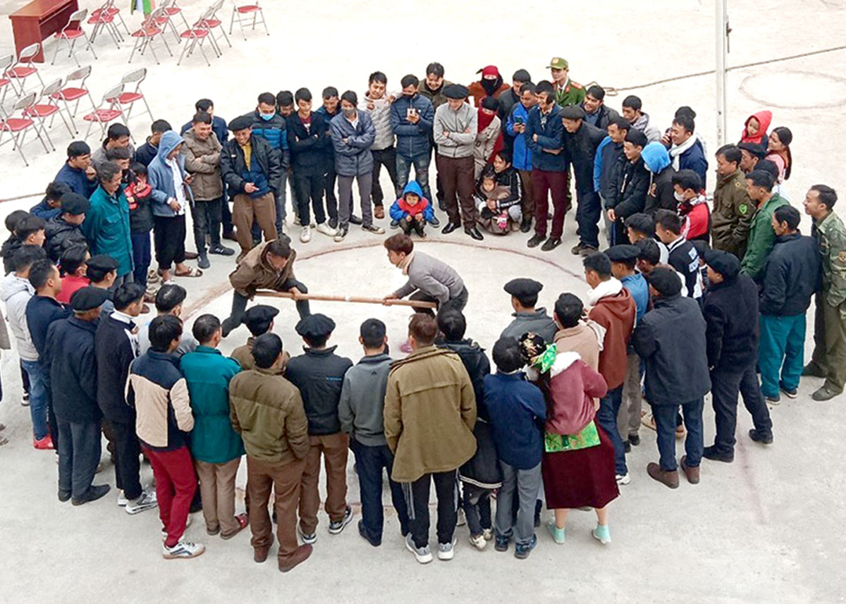 Các trò chơi dân gian được tổ chức tạo không khí vui vẻ, phấn khởi cho người dân xã Hố Quáng Phìn.
