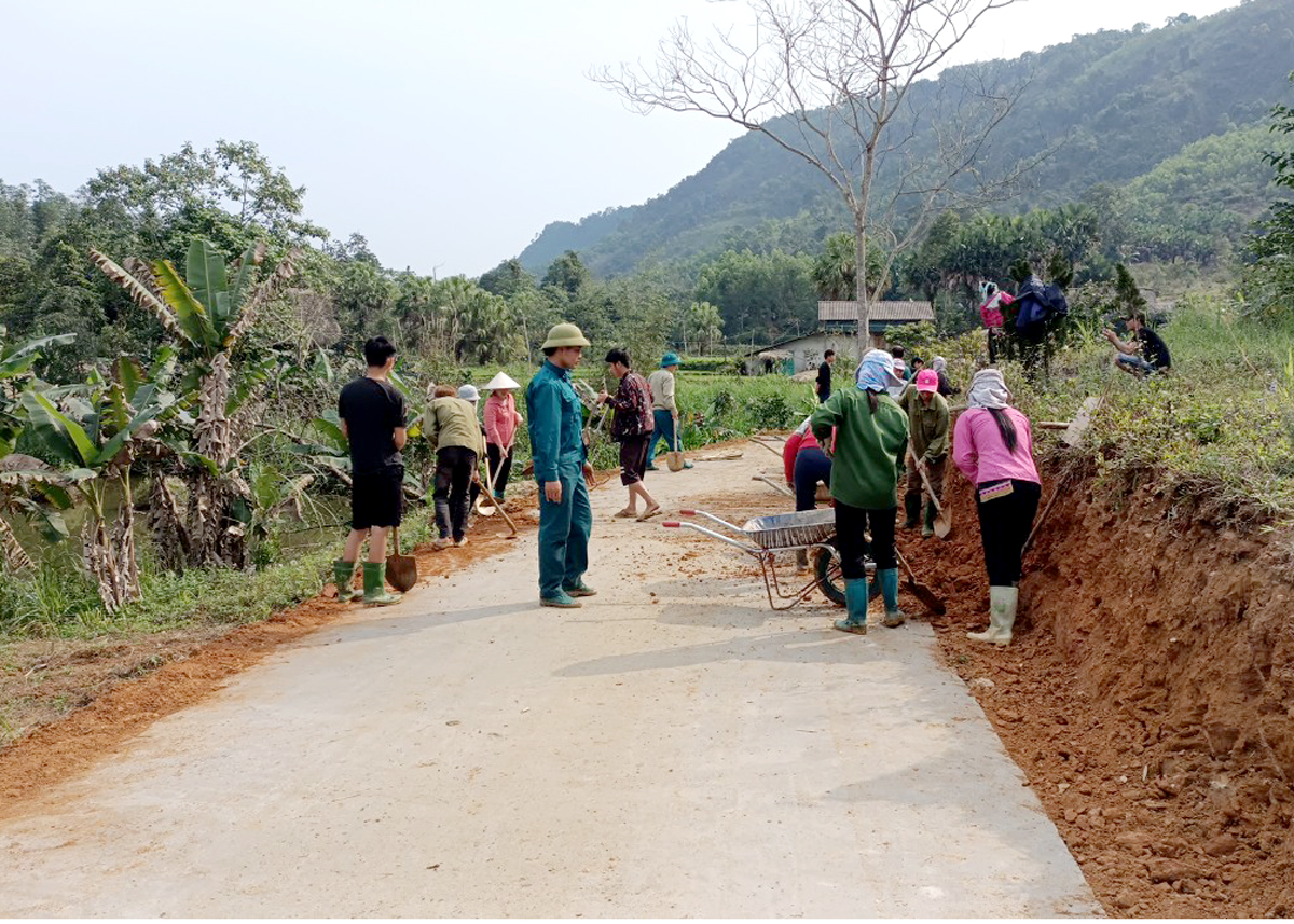 Người dân xã Đồng Tâm tích cực sửa sang đường làng, ngõ xóm.
