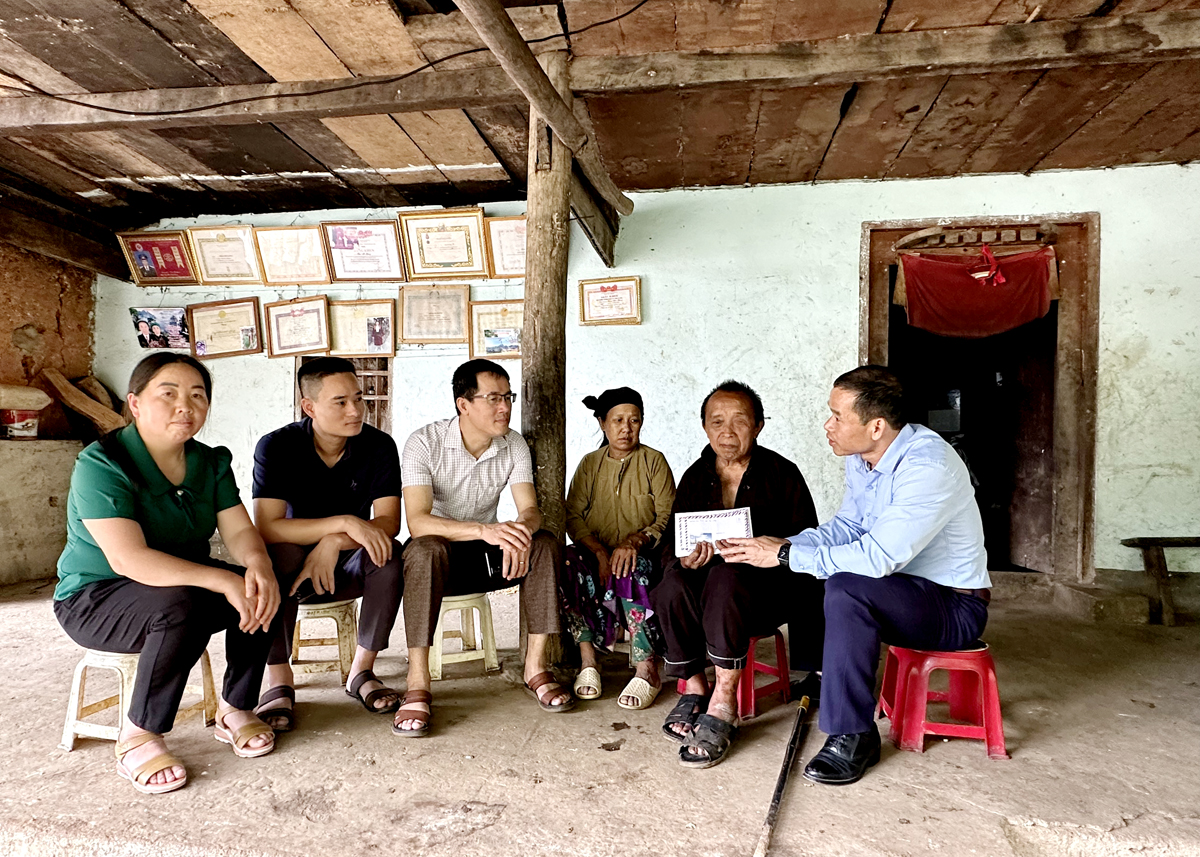 Lãnh đạo huyện Đồng Văn và xã Tả Lủng tặng quà Tết gia đình chính sách Thào Mí Già, thôn Sà Lủng.