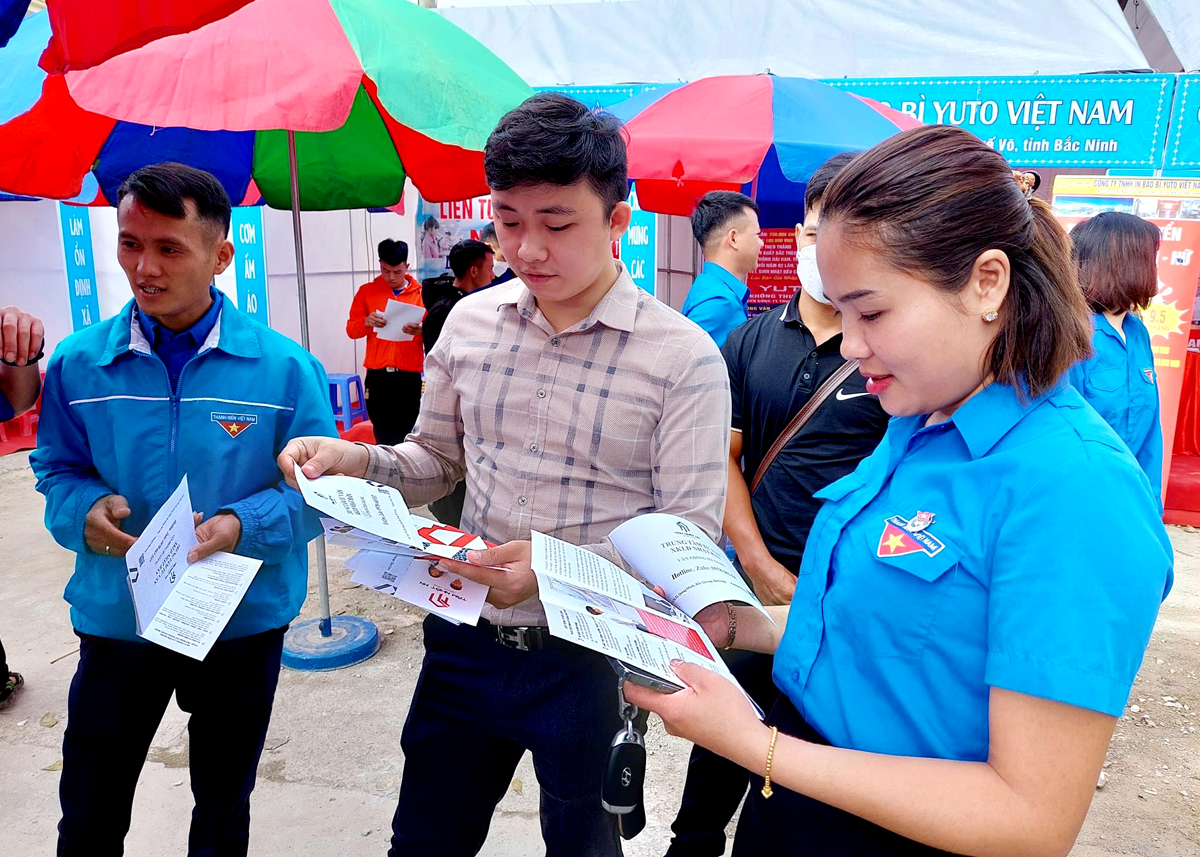 Thanh niên huyện Đồng Văn tìm hiểu thông tin tuyển dụng của các doanh nghiệp.