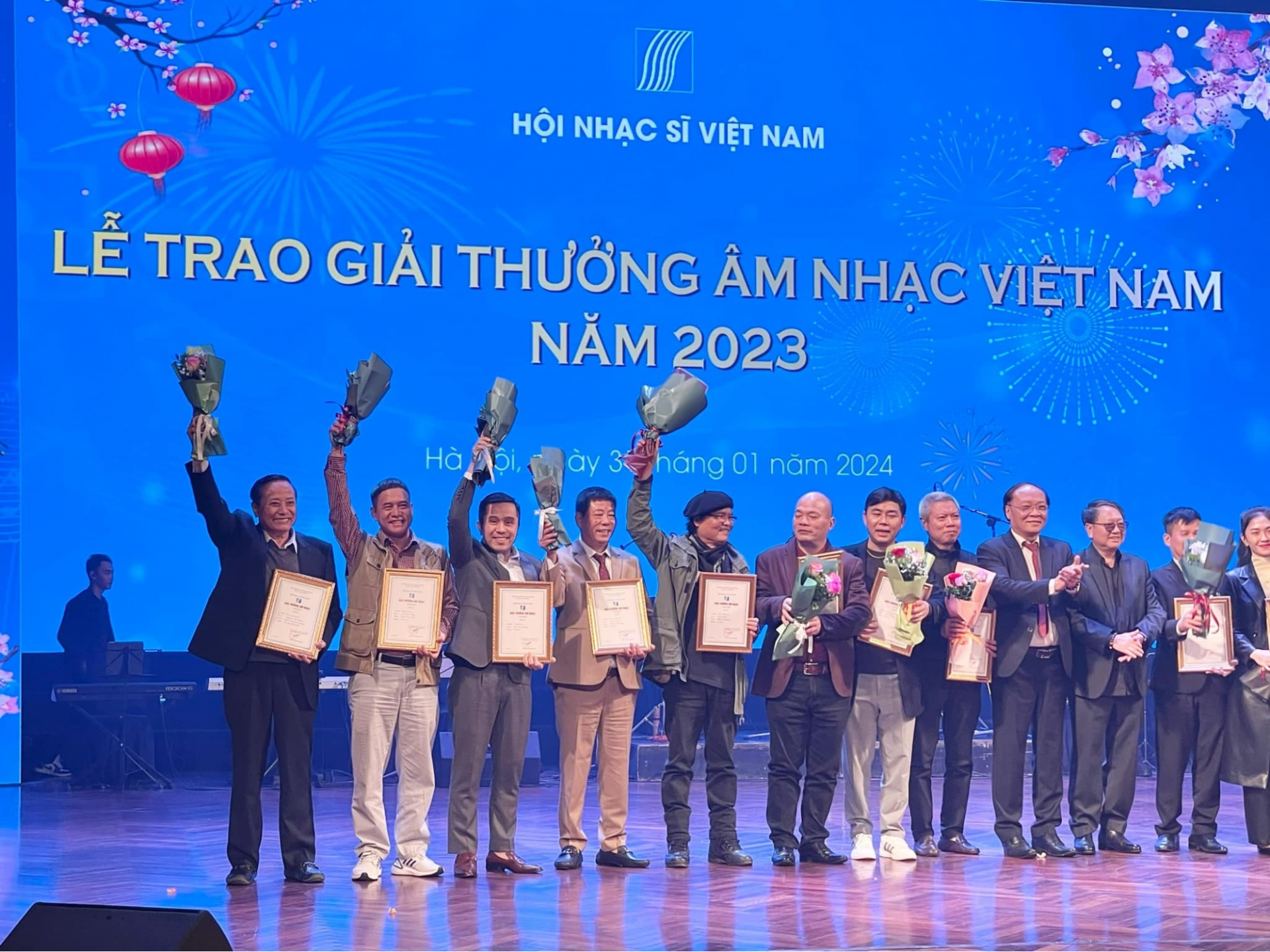Nhà thơ Nguyễn Đăng Độ và Nhạc sỹ Phan Huy Hà cùng các tác giả xuất sắc tại Lễ trao giải thưởng âm nhạc Việt Nam năm 2023