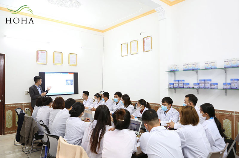 Các chuyên gia họp bàn quy trình sản xuất ngũ cốc