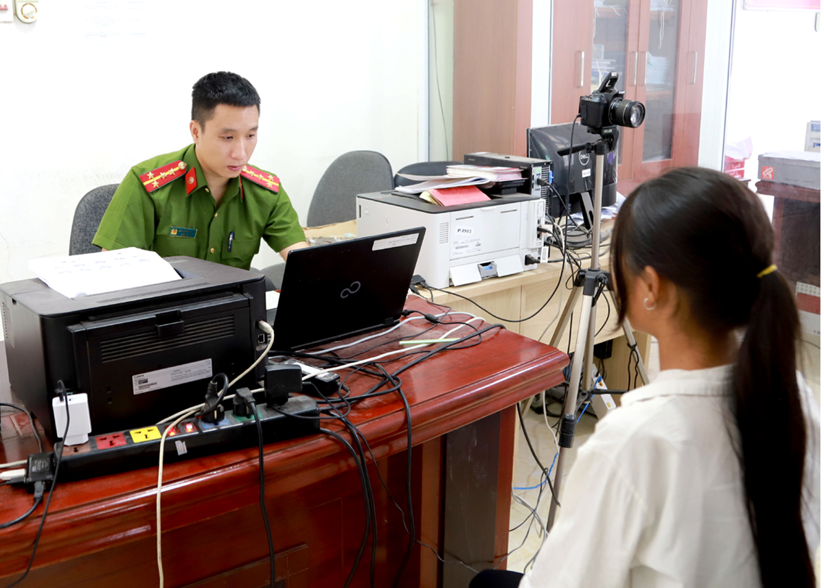 Công dân đến bộ phận tiếp nhận và trả kết quả của huyện Hoàng Su Phì làm thủ tục hành chính.