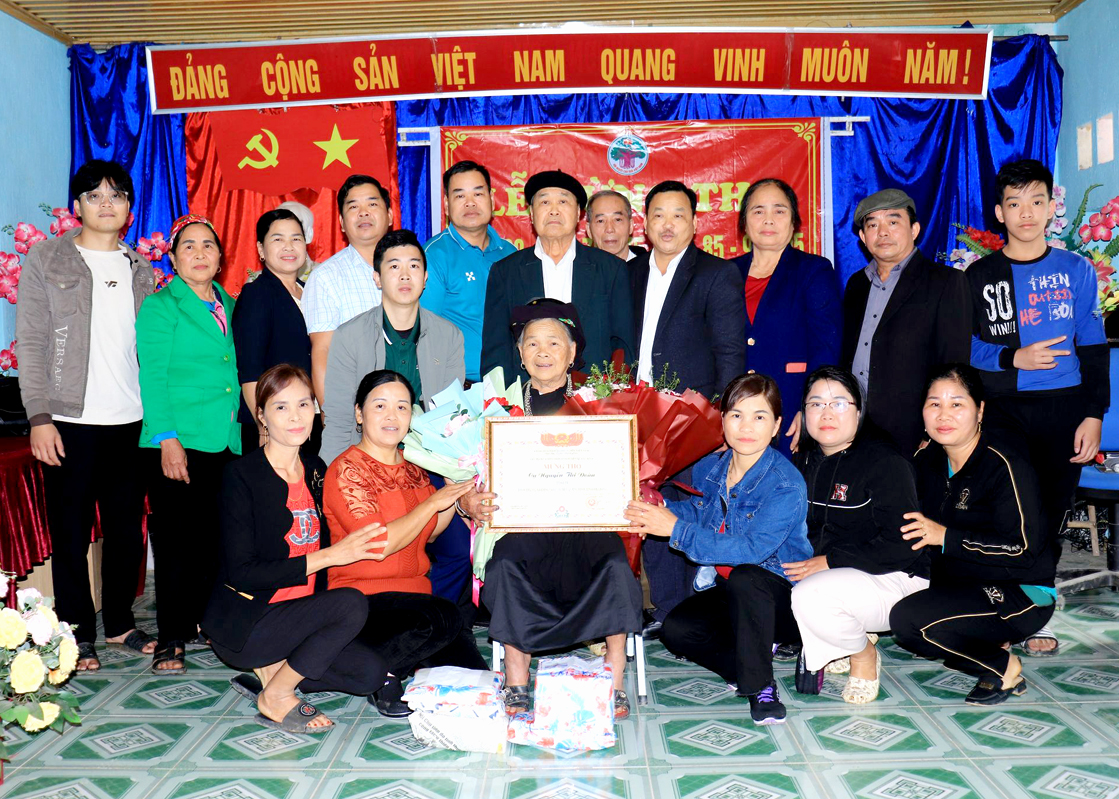 Cụ Nguyễn Thị Đoàn ở thôn Trung, xã Bằng Lang (Quang Bình) vui mừng được chúc thọ tuổi 75.
