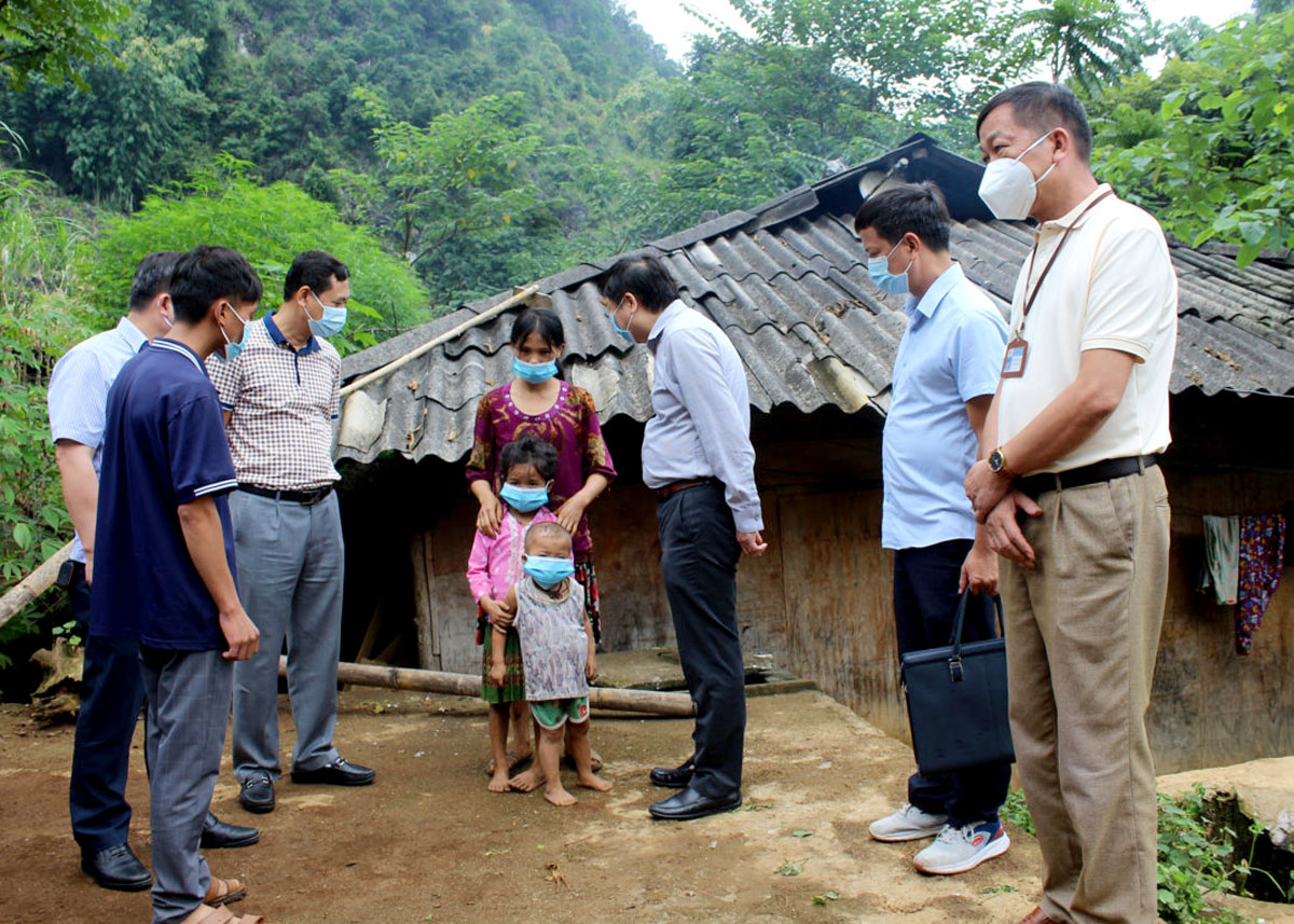Đoàn công tác Bộ Y tế và Sở Y tế kiểm tra thực tế các hộ mắc bệnh Bạch hầu tại xã Lũng Hồ (Yên Minh).       Ảnh: TD