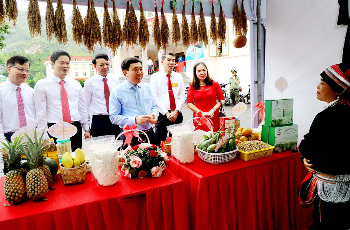 Quyền Bí thư Tỉnh ủy Nguyễn Mạnh Dũng tham quan các gian hàng nông sản trưng bày tại Đại hội Nông dân huyện Yên Minh.
