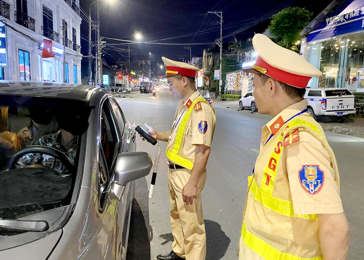 Cảnh sát giao thông thành phố Hà Giang kiểm tra nồng độ cồn người điều khiển phương tiện giao thông.

