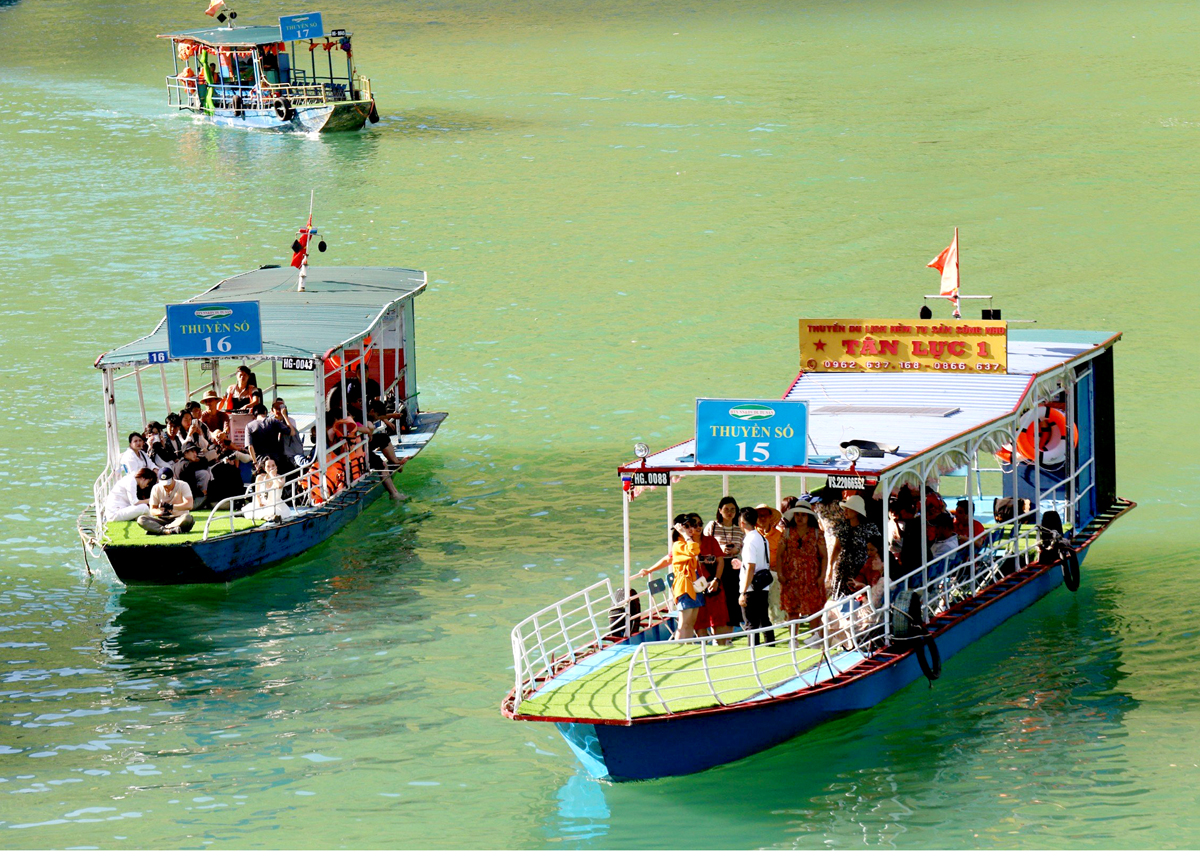 Phát triển du lịch trên lòng hồ thủy điện Nho Quế 1 (Mèo Vạc) giúp tạo việc làm cho nhiều lao động địa phương.