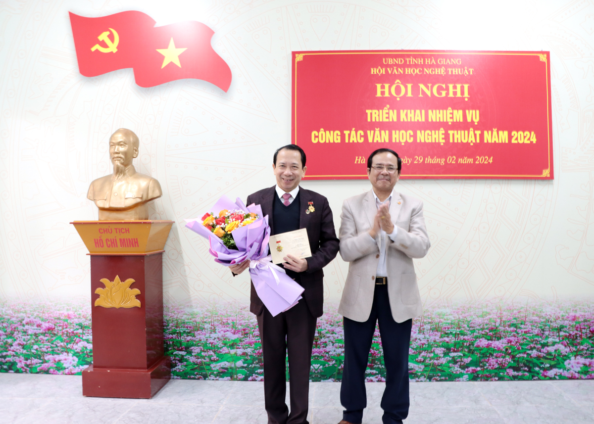 Chủ tịch Hội VHNT tỉnh trao Kỷ niệm chương Vì sự nghiệp phát triển VHNT Việt Nam cho đồng chí Trần Đức Quý, Phó Chủ tịch UBND tỉnh.
