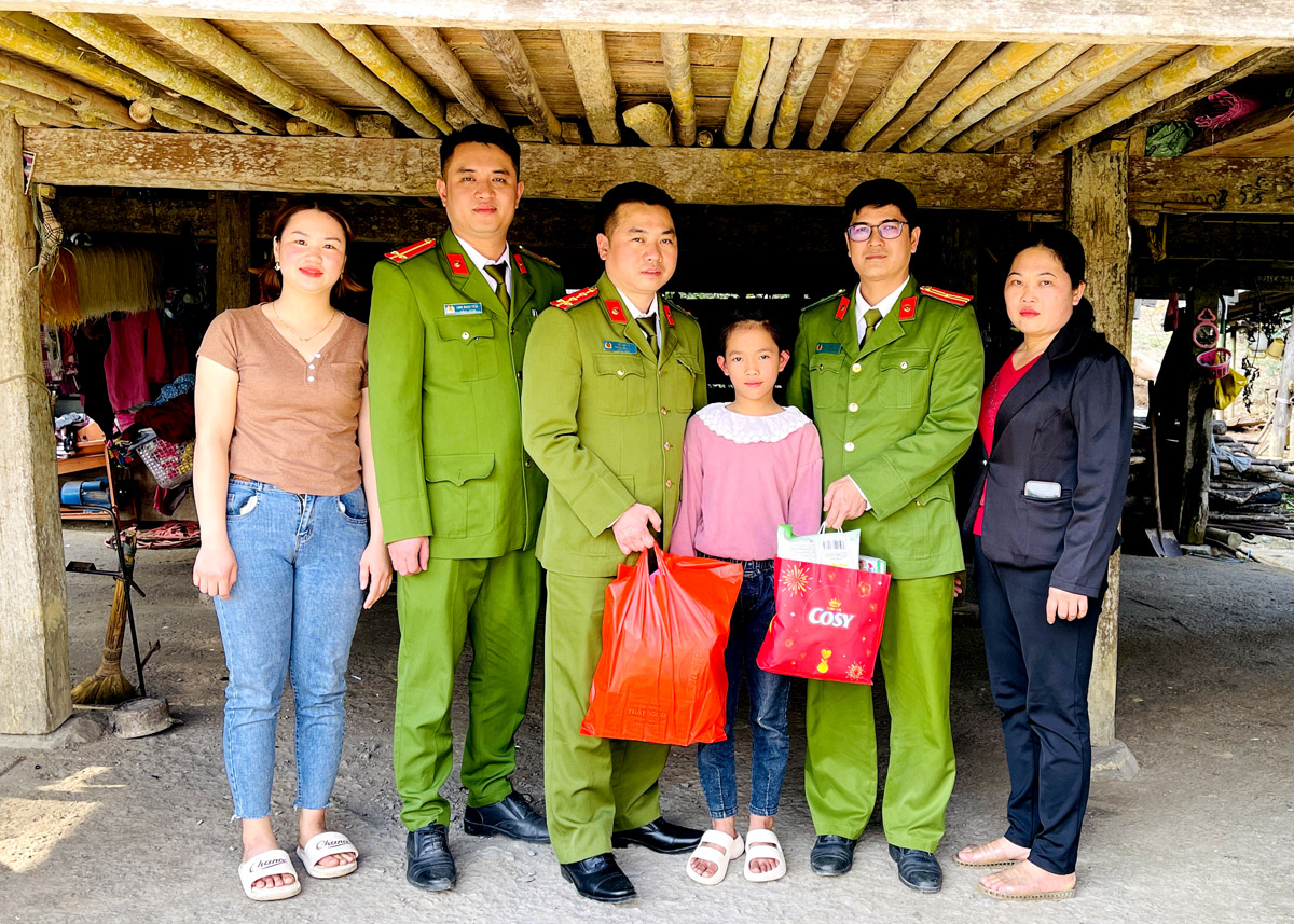 Công an xã Trung Thành (Vị Xuyên) tặng quà Tết cho con nuôi Hoàng Ngọc Nhi, thôn Đồng, xã Trung Thành.
