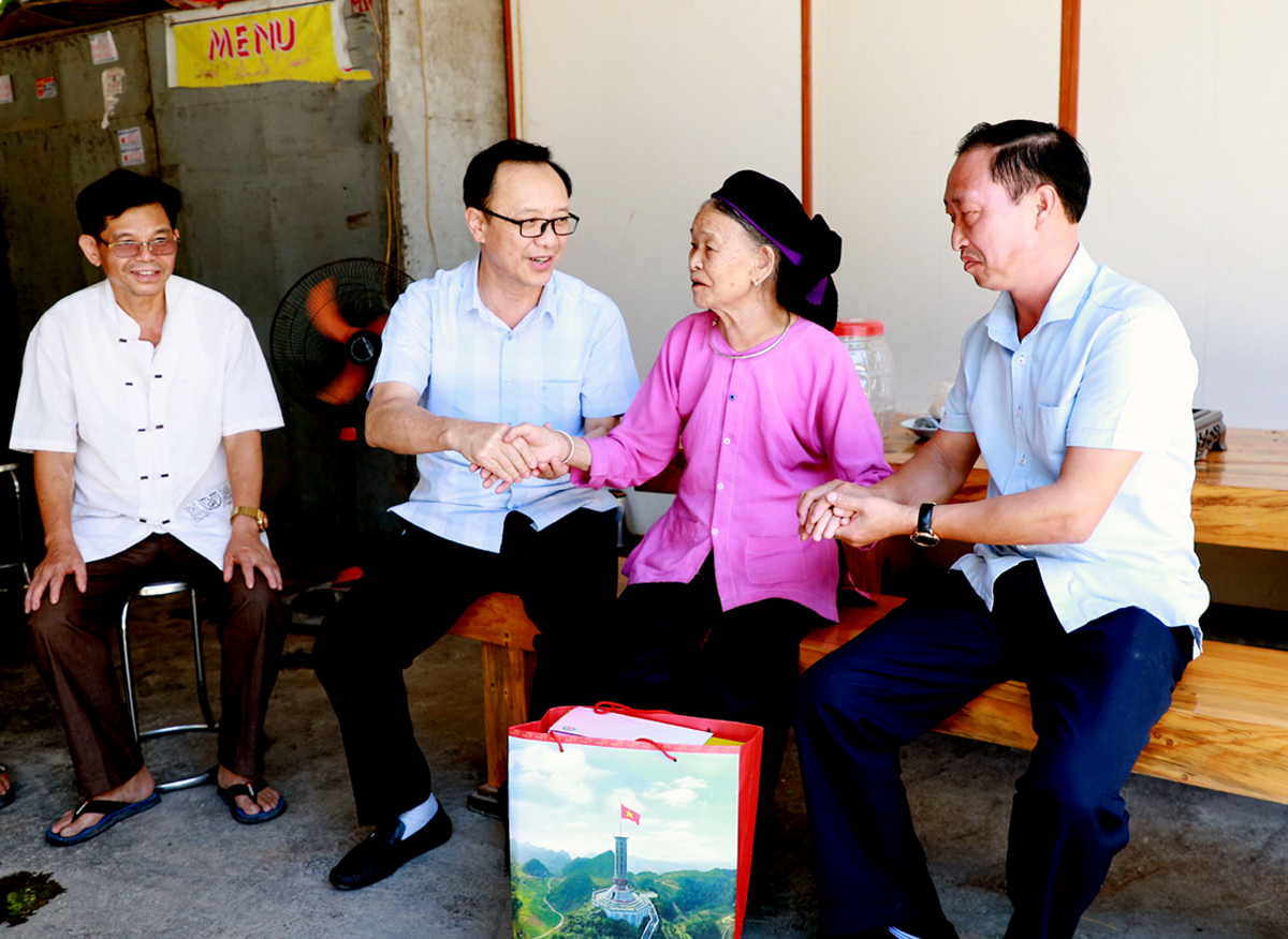 Phó Bí thư Thường trực Tỉnh ủy, Chủ tịch HĐND tỉnh Thào Hồng Sơn tặng quà bà Hoàng Mế Đương, vợ liệt sỹ trú tại thị trấn Vinh Quang (Hoàng Su Phì). 