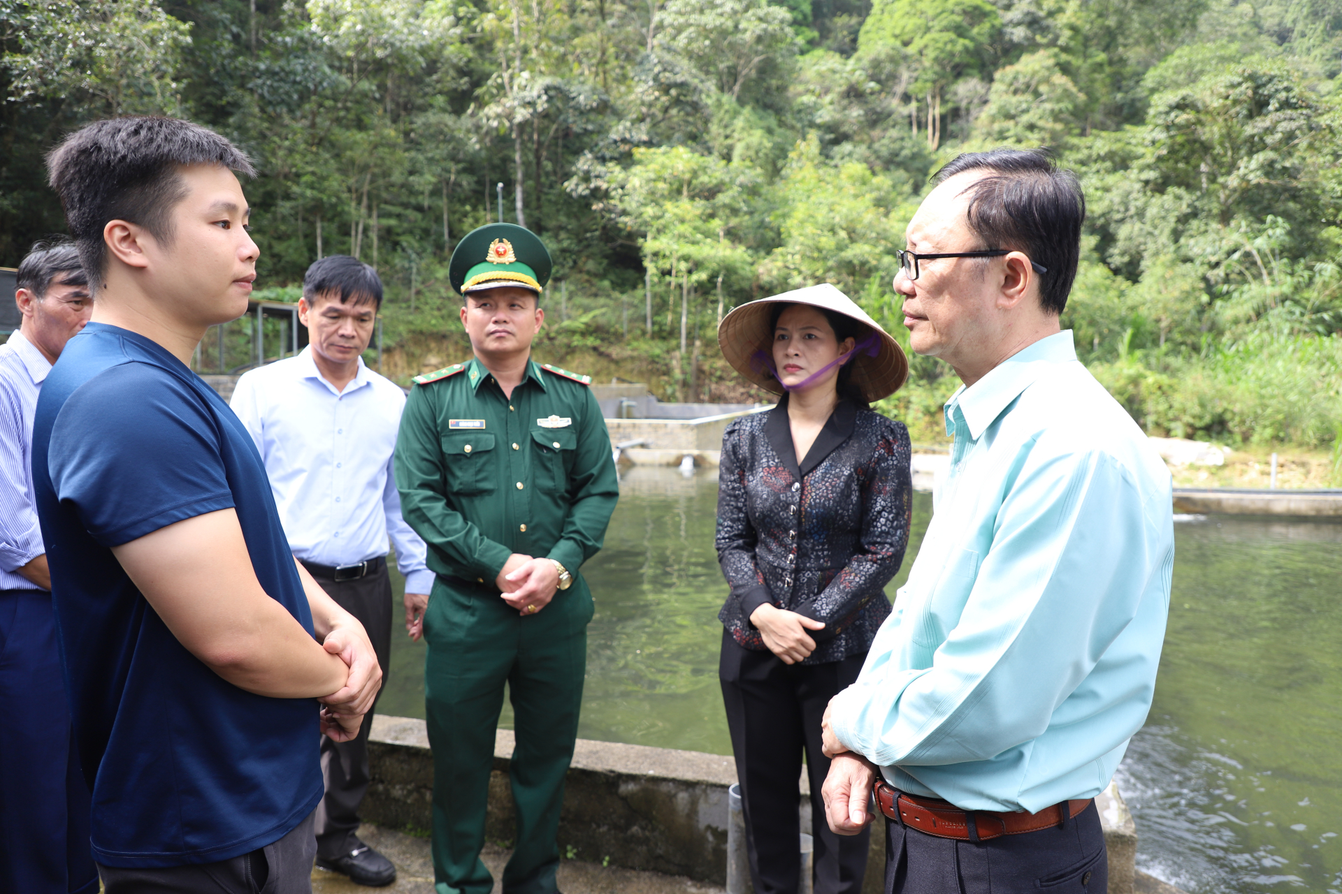 Phó Bí thư Thường trực Tỉnh ủy, Chủ tịch HĐND tỉnh Thào Hồng Sơn thăm hỏi người dân thực hiện mô hình nuôi cá tầm, cá hồi tại thôn Bản Thăng, xã Tùng Vài (Quản Bạ). 