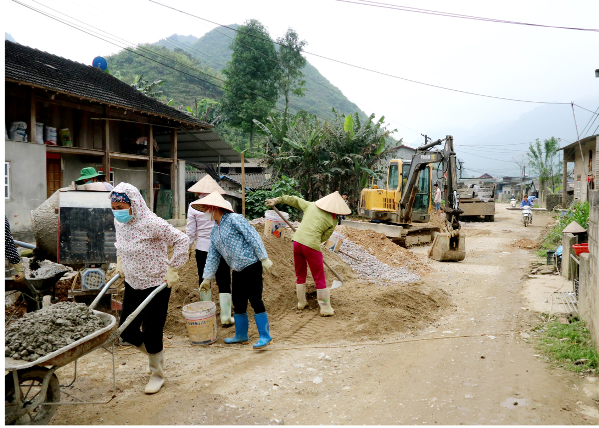 Tuyến đường từ thị trấn Tam Sơn đi xã Thanh Vân đang được làm mới.
