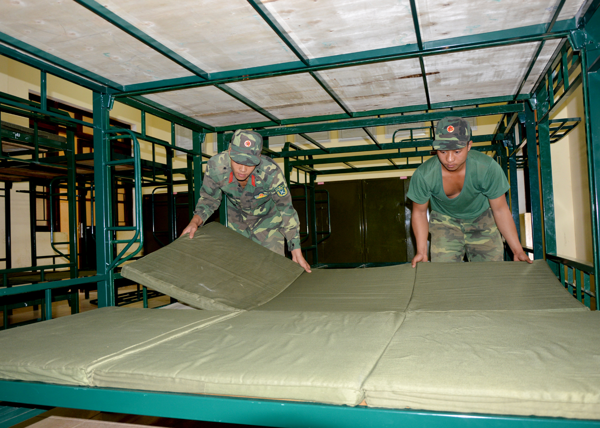 Quân nhân Trung đoàn 877 chuẩn bị cơ sở vật chất đón chiến sỹ mới.