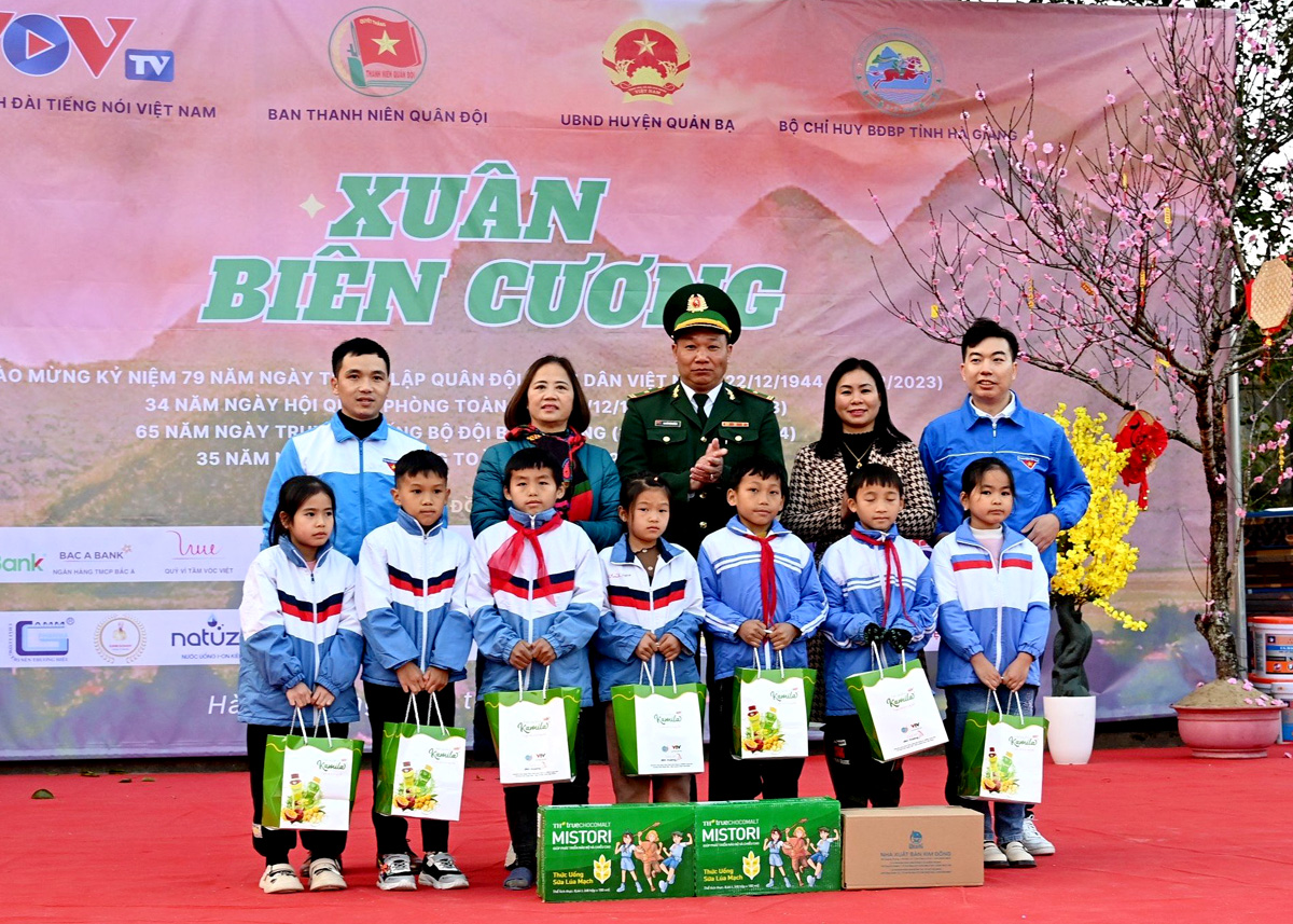 Thiếu tá Nguyễn Văn Quảng cùng cấp ủy, chính quyền địa phương tặng quà học sinh trong chương trình Xuân Biên cương.