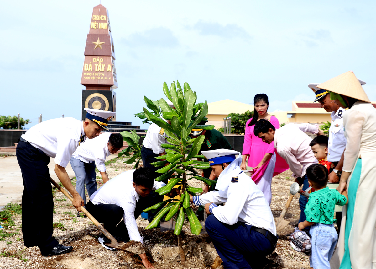 Cán bộ, chiến sỹ và người dân đảo Đá Tây A trồng cây “Xanh hóa Trường Sa”.