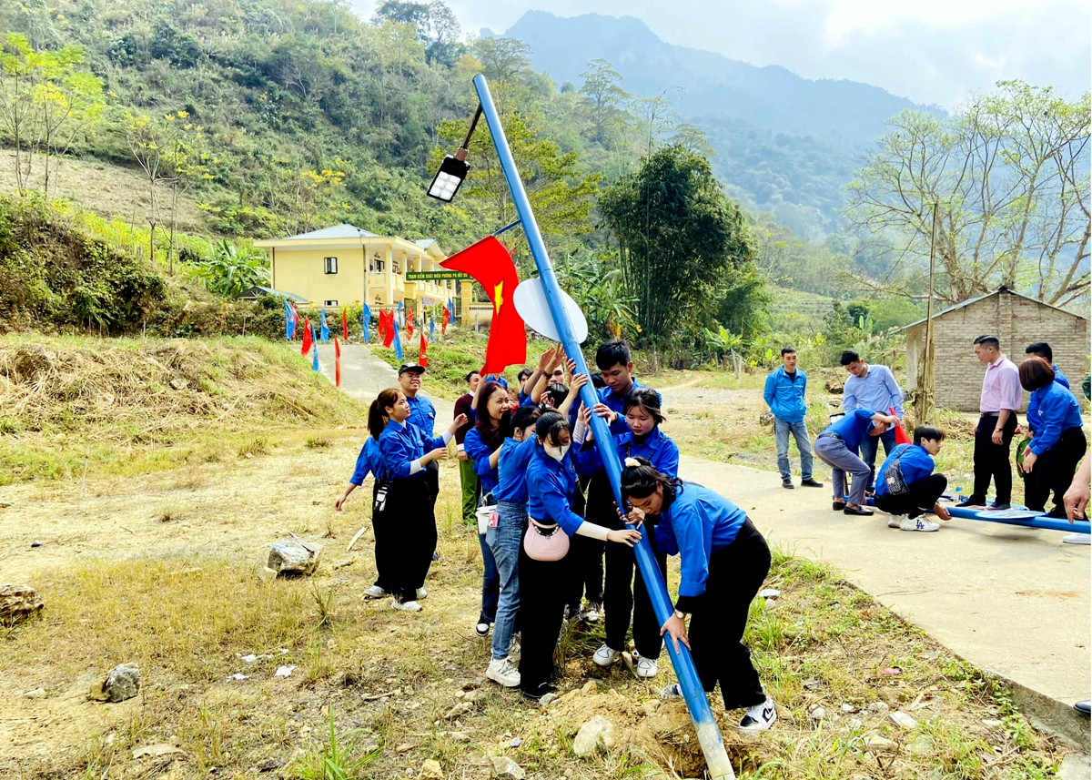Đoàn viên, thanh niên huyện Xín Mần xây dựng công trình “Thắp sáng đường biên” tuyến đường Mốc 172, xã Pà Vầy Sủ.
