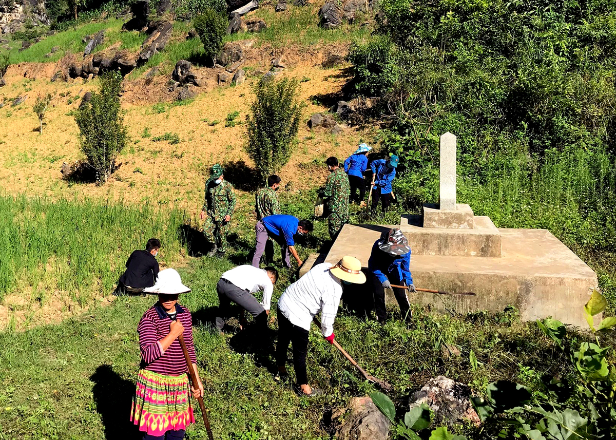 Cán bộ và nhân dân huyện Xín Mần vệ sinh, bảo vệ cột mốc biên giới.
