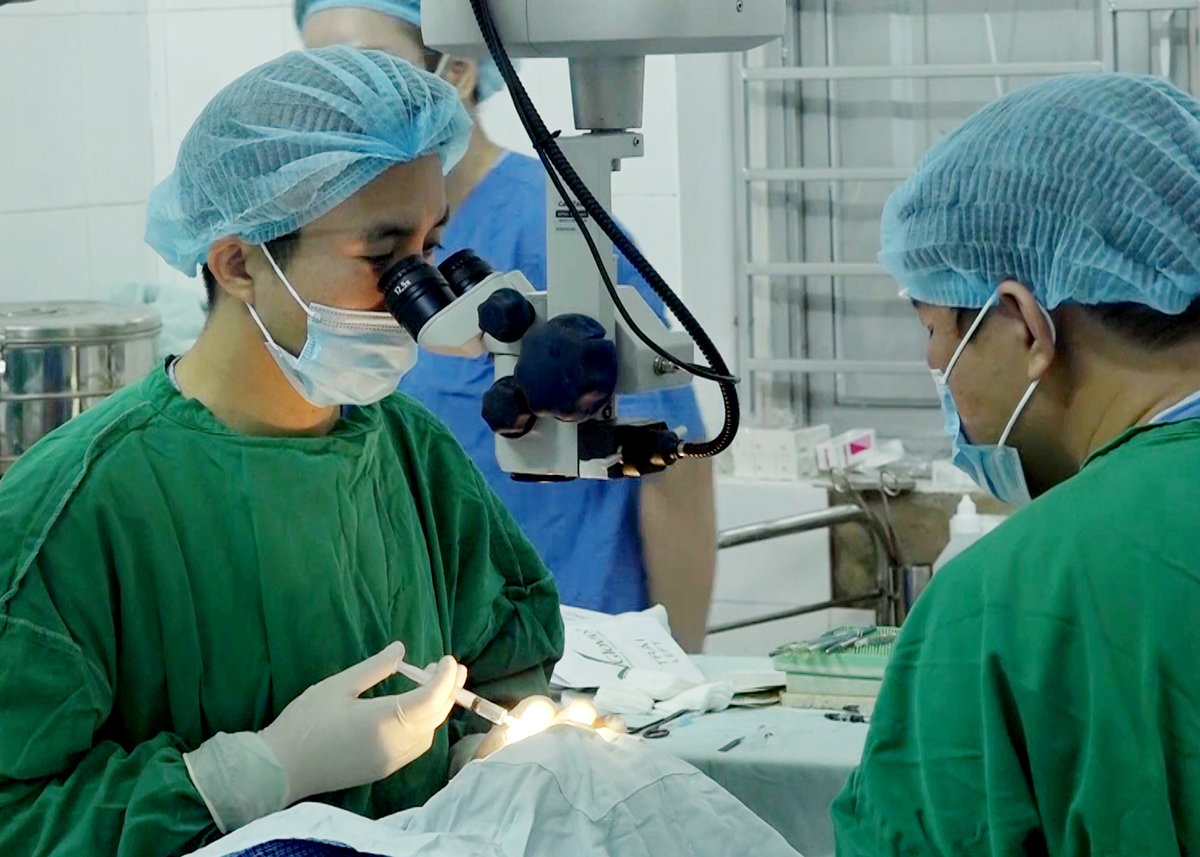 Bệnh viện Đa khoa huyện Xín Mần phối hợp với y, bác sỹ tuyến trên khám và mổ mắt miễn phí cho bệnh nhân.