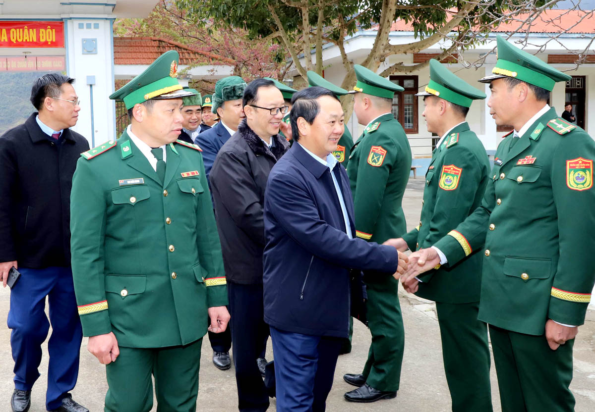 Secretary of the Provincial Party Committee Hau A Lenh visits Lung Cu Border Guard Station.