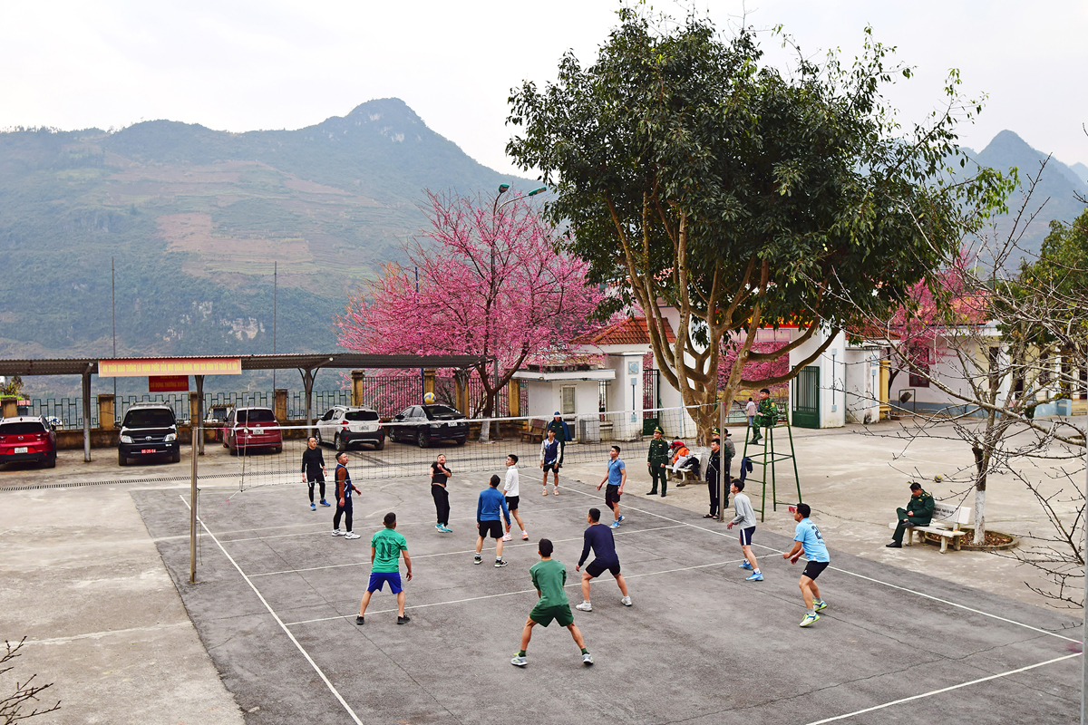 Soldiers enjoy playing volleyball