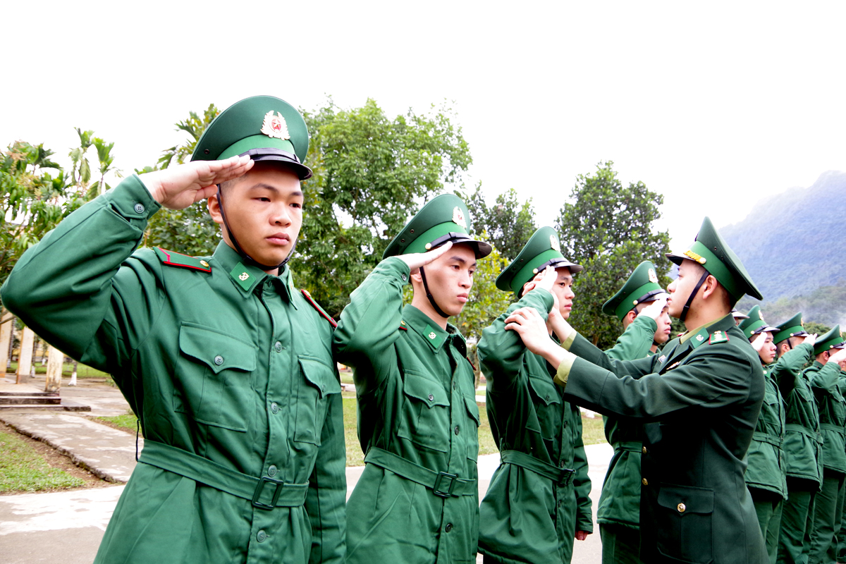 Cán bộ trực tiếp huấn luyện luôn nêu cao tinh thần trách nhiệm, tận tình hướng dẫn chiến sỹ mới.