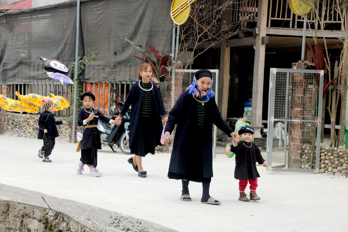 From early morning, the elderly and children in the village call each other to the village well to wash their faces and start a new year full of vitality.