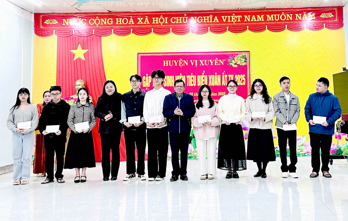 Lãnh đạo huyện Vị Xuyên trao quà cho sinh viên có thành tích xuất sắc trong học tập.
