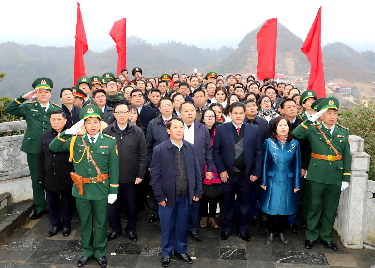 Secretary of the Provincial Party Committee Hau A Lenh and leaders of the province, Dong Van District and tourists attend the flag hoisting ceremony at the Lung Cu Flag Tower.