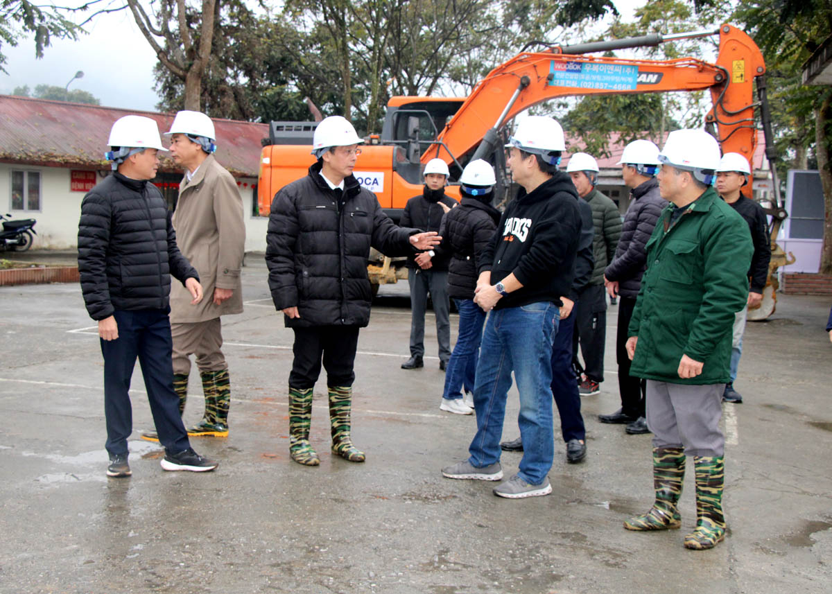 Leaders of Quan Ba District, the Ha Giang Provincial Department of Health, and the contractor inspected the implementation of the project.