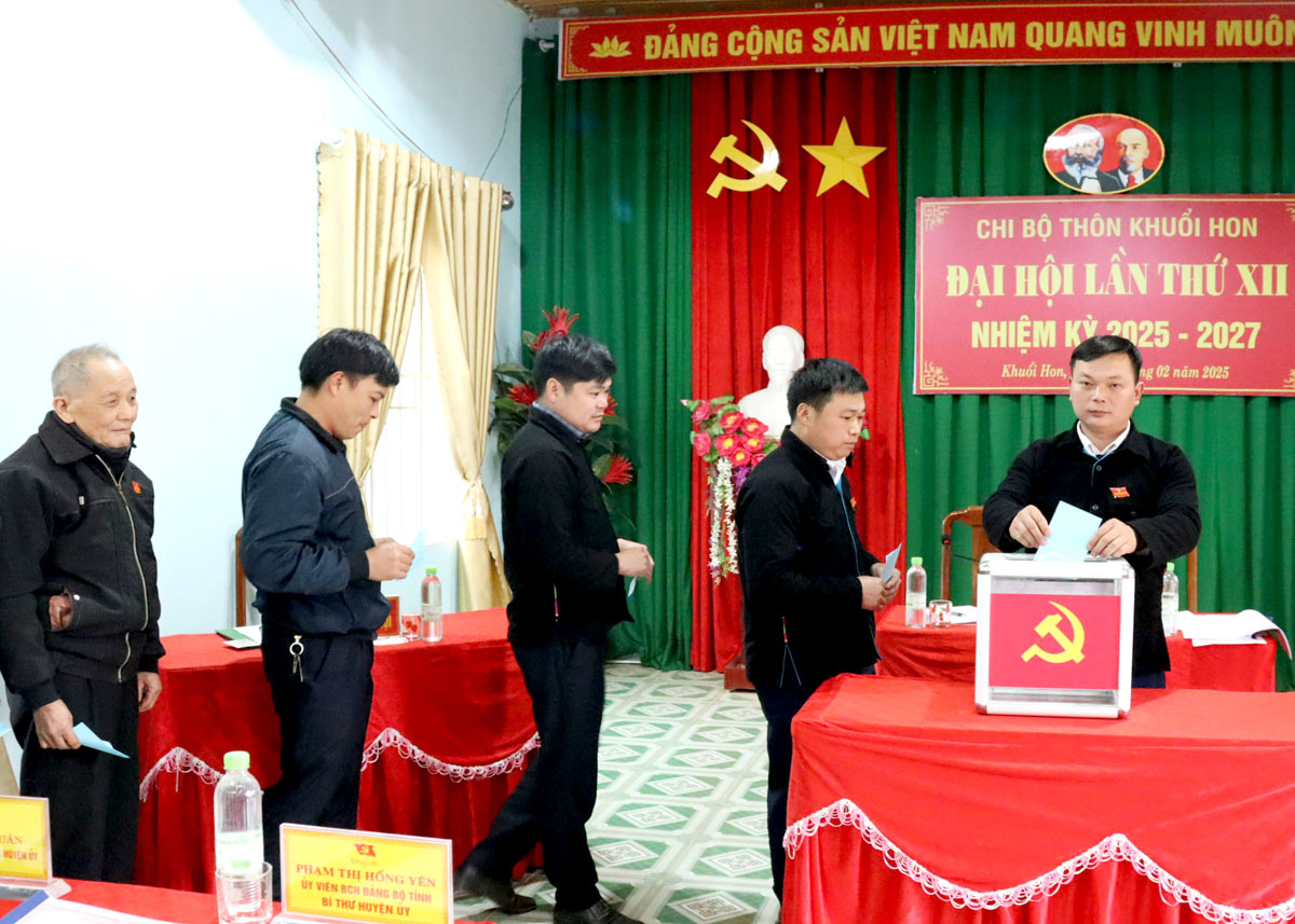 Các đại biểu bỏ phiếu bầu Chi ủy chi bộ mới.