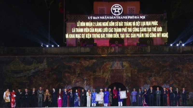 Hội đồng Thủ công thế giới trao tặng danh hiệu “Làng nghề thủ công thế giới về gốm sứ” cho Bát Tràng và “Làng nghề thủ công thế giới về dệt lụa” cho Vạn Phúc.