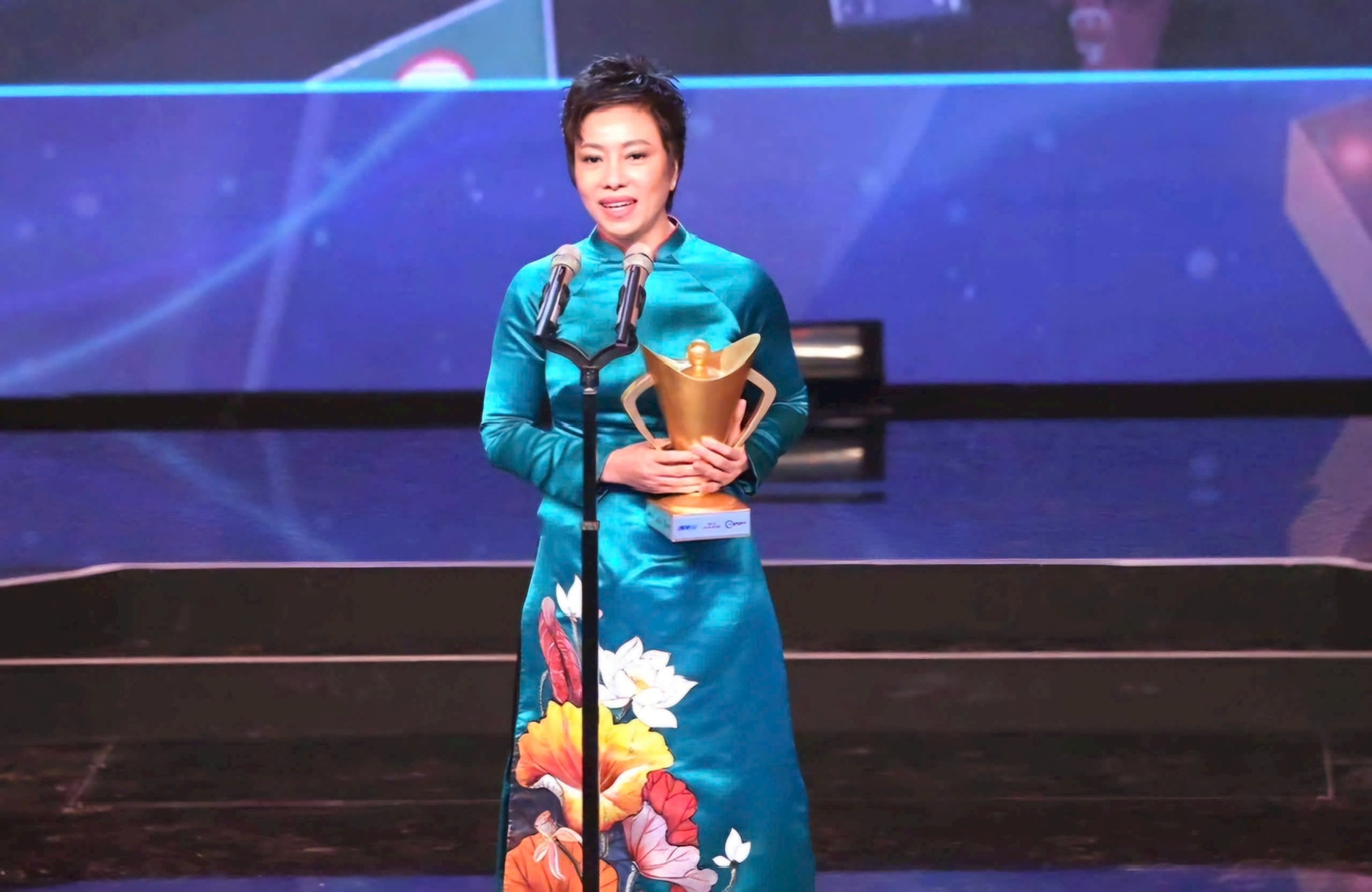 Bà Nguyễn Thị Nhung - nguyên HLV trưởng đội tuyển bắn súng quốc gia được Liên đoàn Bắn súng quốc tế trao chứng chỉ HLV bắn súng quốc tế hạng A.
