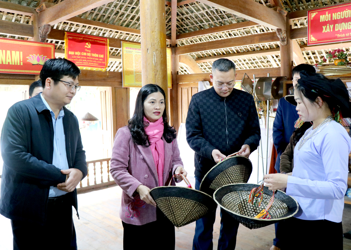 Phó Chủ tịch UBND tỉnh Vương Ngọc Hà kiểm tra sản phẩm nón lá hai mê tại Làng văn hóa Du lịch cộng đồng thôn Chì, xã Xuân Giang.