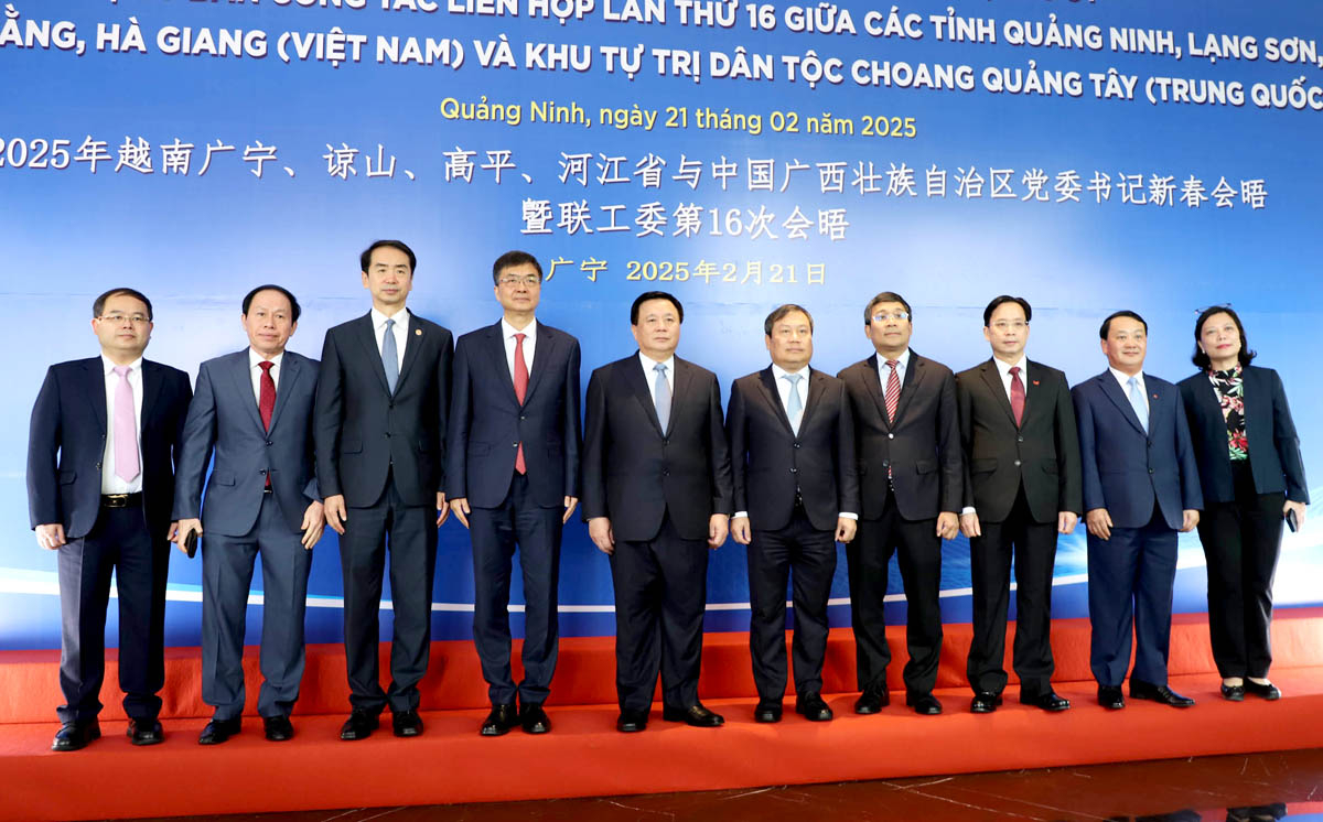 Politburo member and President of the Ho Chi Minh National Academy of Politics Nguyen Xuan Thang and delegates at the meeting.