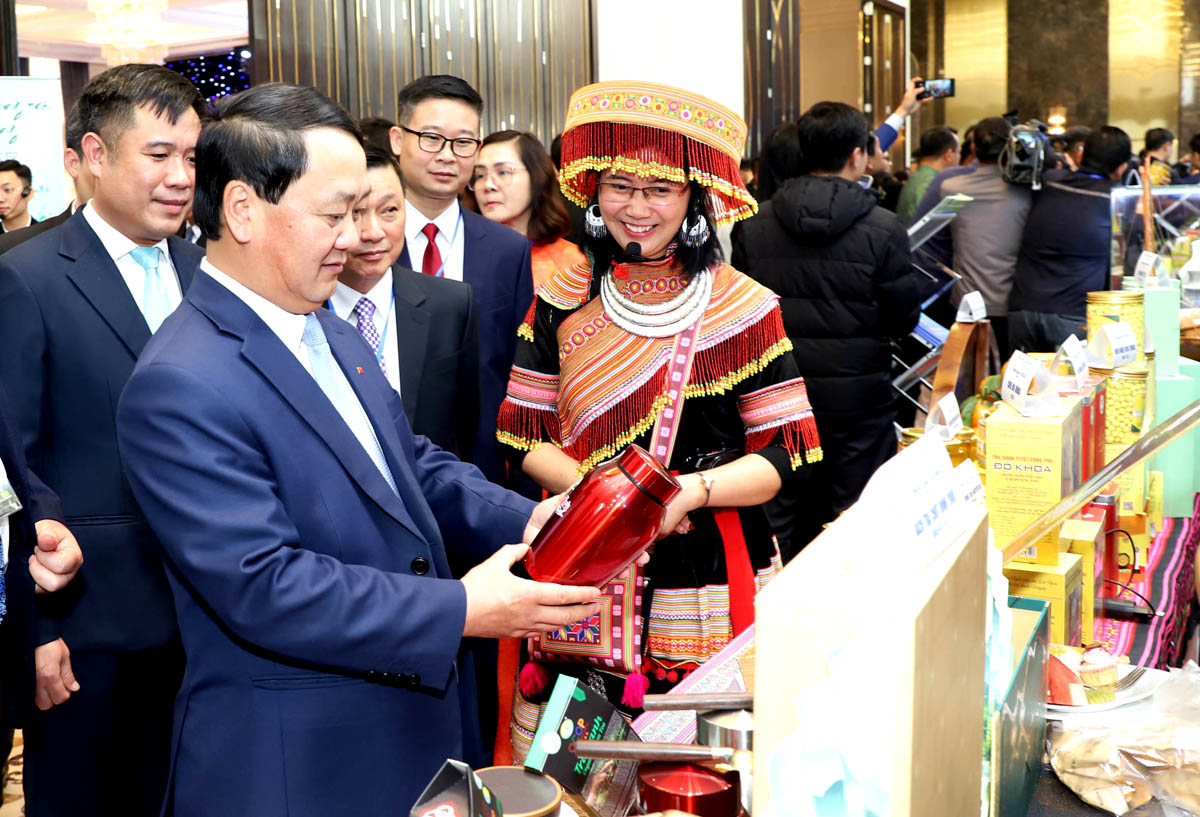 Bí thư Tỉnh ủy Hầu A Lềnh thăm gian hàng nông sản OCOP của tỉnh Hà Giang được trưng bày tại hội nghị