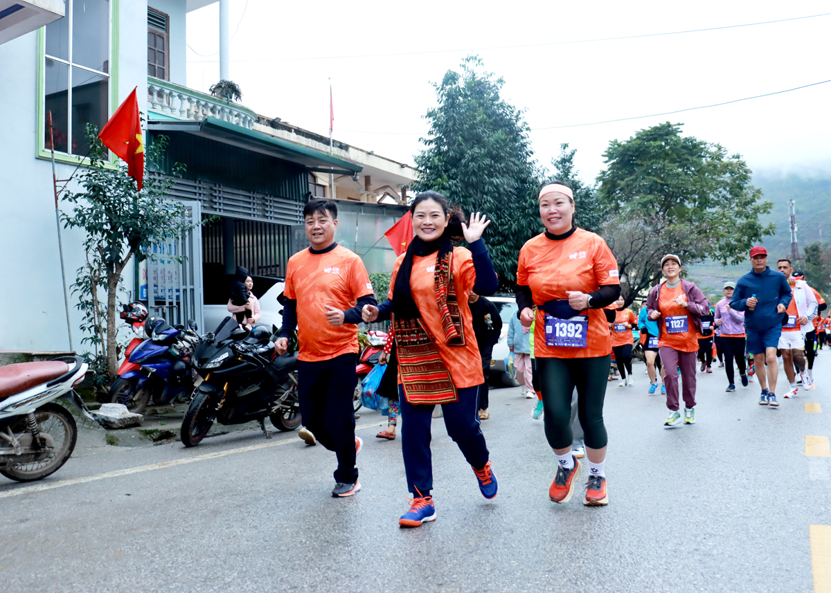 Phó Chủ tịch UBND tỉnh Vương Ngọc Hà cùng các vận động viên tham gia chạy ở cự ly 12 km.